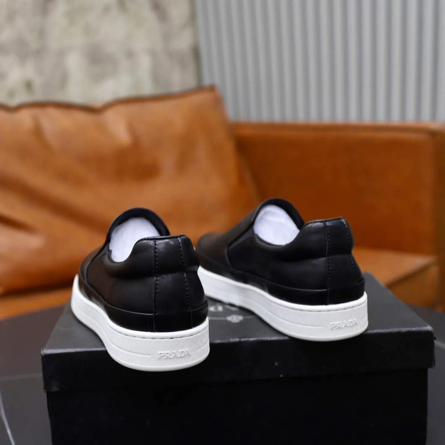 Ex-factory price: 420💰🙅‍♂️🙅‍♂️🙅‍♂️ Brand: PRADA Standard code: 38-44 (45 customized) Grade: Same as the official website Material: Original leather splicing, comfortable and breathable lining, original wear-resistant outsole Style category: Men's fashionable casual shoes, running shoes, noble luxury brand elements, top luxury Color: actual picture color